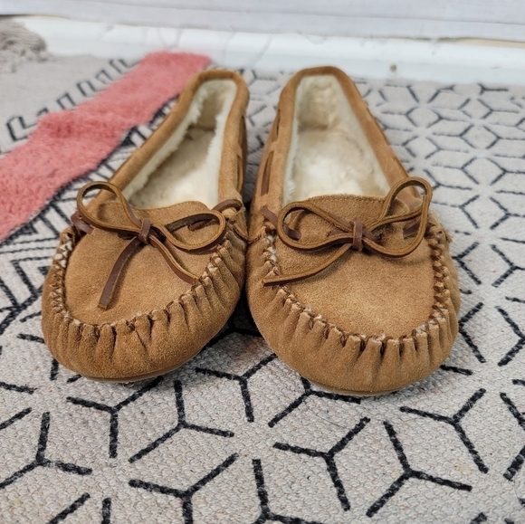 Cabela's Suede Faux Sherpa Lined Moccasins Slippers in Tan, sz 10 - Picture 4 of 12
